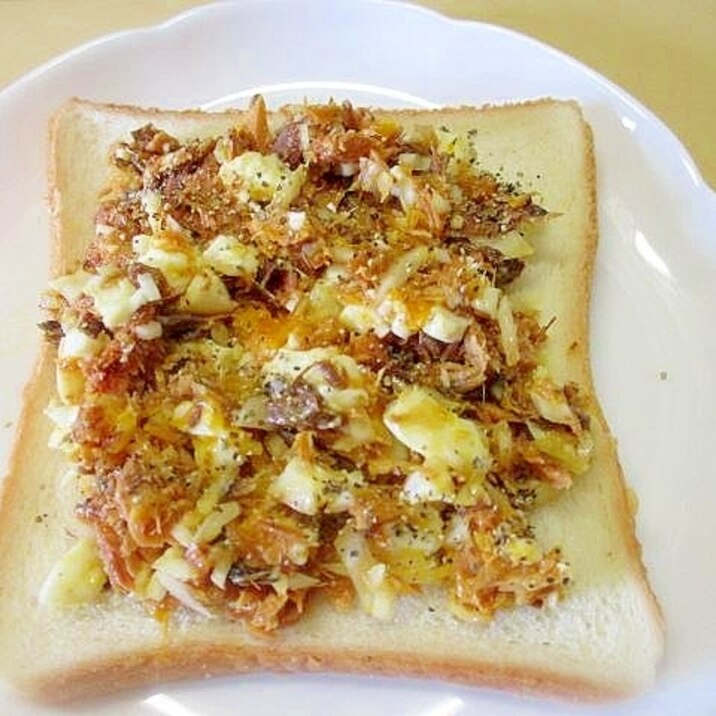 食パンでサバ缶とゆで卵のアレンジパン